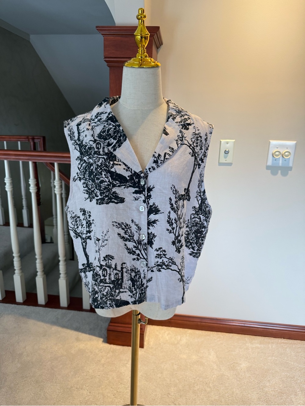 Joie Black and White Sleeveless Collared Button-Front Blouse